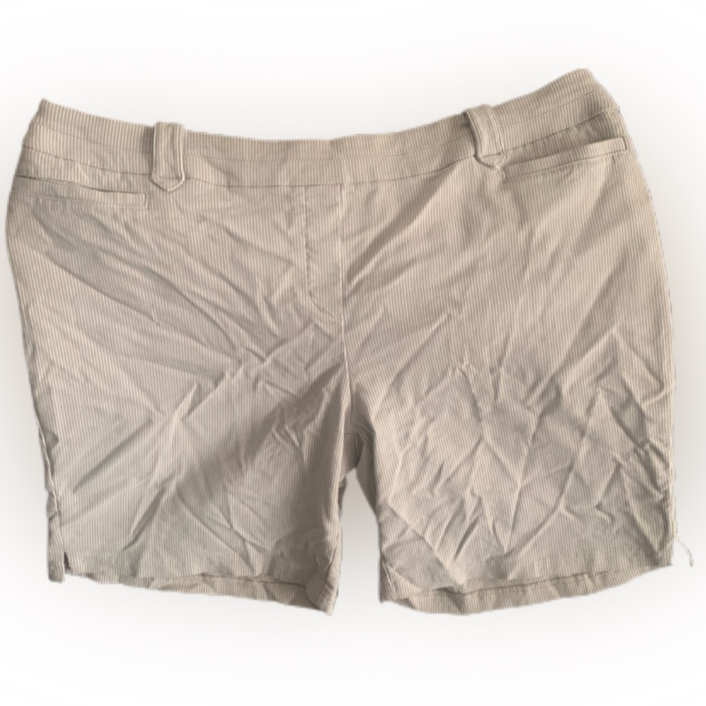 Pre Owned Women's Rekucci Shorts Sz 18 Elastic Waist Pull on Pinstripe Classic